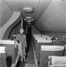 Bromma flygplats. Interiör av Pan Americans tvådäckade Boeing Strato Clipper, världens största trafikplan