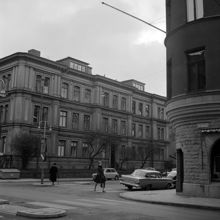 I fonden Östermalmsgatan 36 vid korsningen av Engelbrektsgatan