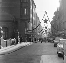 Regeringsgatan med juldekorationer söderut från bron över Kungsgatan. T.v. kv. Bocken, t.h. kv. Stuten