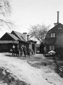 En grupp pojkar står vid Stora Mejtens Gränd 3 och 5. Idag motsvarande i närheten av Stora Mejtens Gränd 14, kv. Stenkolet