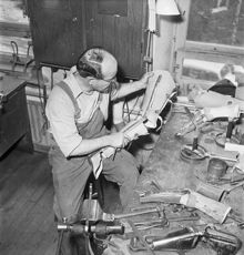 Arbete med proteser på Vanföreanstalten (Norrbackainstitutet) 1951