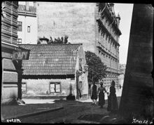 Hörnet av David Bagares gata och Smala Gränd. Det lilla stenhuset revs år 1900. Längst t.h. skymtar Birger Jarlsgatan