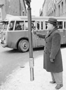 Fredsgatan. Nya trafiksäkerhetsåtgärden ""Gåknappen"" provtrycks av Erik Lindeberg