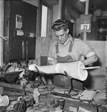 Arbete med proteser på Vanföreanstalten (Norrbackainstitutet) 1951