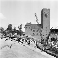 Stadion. Den nya ståplatsläktaren byggs