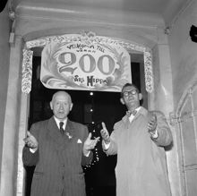 Gårdsfest när Katarina Kyrkobacke 7 firar 200-års jubileum. Två hedersgäster, Bror Halldin som bott i huset i 67 år samt typograf Helge Brandt som är född i huset