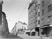 Roslagsgatan norrut. T.h. Roslagsgatan 14 före Surbrunnsgatan
