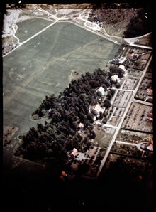Flygbild västerifrån över Lillängsgatan i Bromma Kyrka. 1936