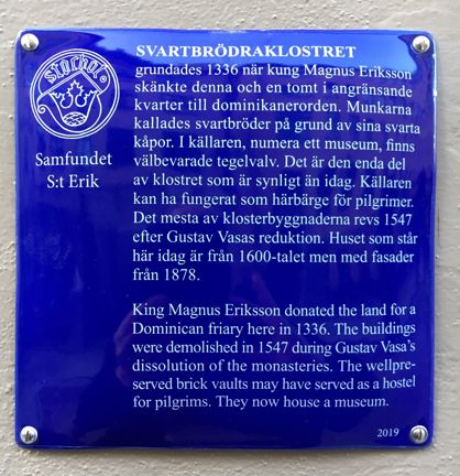 Blå emaljerad skylt med vit text