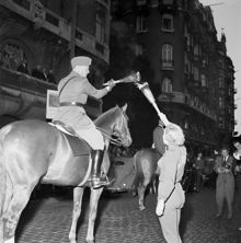 Strandvägen 7A och 7C. OS-elden är i Stockholm och byter fackelbärare