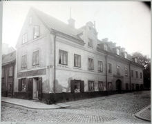 Fjällgatan 2 mot sydväst. Nytorgsgatan t.v. och Fjällgatan t.h