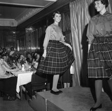 Hamngatan 18 och 20, NK. Modevisning av tonårskläder