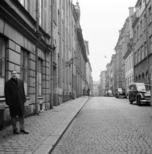 Norra Smedjegatan söderut. Till vänster kv. Trollhättan. I förgrunden på trottoaren bildredaktören Lennart Lindqvist