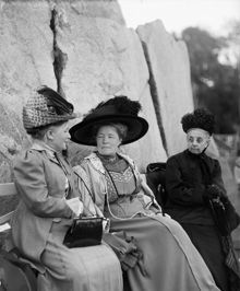 Sophie Elkan, Dr Selma Lagerlöf och Dr Louise Qvam från Norge sitter vid Renberget på Skansen. Kvinnorna deltog i internationella rösträttskongressen som hölls i Stockholm i juni 1911.