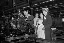 Hammarbyvägen 21. General Motors bjöd in de anställdas familjer på en visning i fabriken. Ella Lindqvist och hennes son Lars ser på när Stig Öhrn arbetar vid en motor
