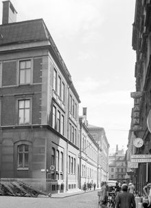 Slöjdgatan söderut från Hötorget mot Mäster Samuelsgatan 47-49. I förgrunden t.v. ligger Nya Elementarskolan vid Slöjdgatan 2. Här finns nuvarande Hötorgshallen, saluhallen som invigdes 1958