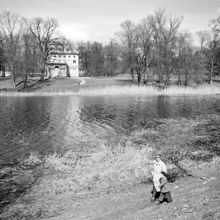 Brunnsviken, Hagaparken. En kvinna och ett barn promenerar längs vattnet
