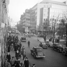 Hamngatan österut mot Åtvidabergshuset. Kontorshus byggt 1944 i hörnet Hamngatan och Kungsträdgårdsgatan