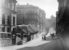 Vy längs Markvardsgatan västerut från Döbelnsgatan över Luntmakargatan och Stora Badstugatan mot Observatorielunden med byggnader i kvarteret Gåsdjupet.