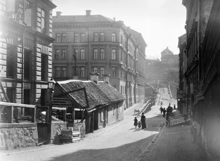 Vy längs Markvardsgatan västerut från Döbelnsgatan över Luntmakargatan och Stora Badstugatan mot Observatorielunden med byggnader i kvarteret Gåsdjupet.