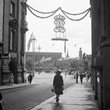 Gustav V:s 85-årsdag. Regeringsgatan mot Gustav Adolfs Torg