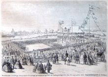 Stockholms frivilliga skarpskytteförenings prisutdelningsfest på Ladugårdsgärdet den 10 september 1865. Originalteckning af F. G. Nordman. Litografi i Illustrerad Tidning, nr 37 den 16 september 1865.