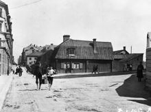 Åsögatan 16 österut från Västgötagatan 1 (t.h.). Åsögatan 16 är nuv. Åsögatan 102-106. Genom kvarteret går nu Söderledstunneln och här byggdes Skattehuset 1955-1961