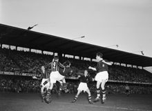 Råsundastadion. Fotbollsmatch mellan AIK och Djurgården