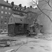 Garvargatan 6. Gården. Timmerhuset under nedmontering