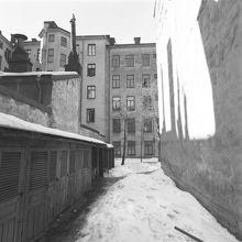Dalagatan 34. Del av gården med utedass