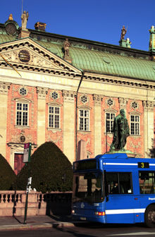 3:an stannar framför Riddarhuset