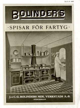 Svartvit bild med en man stående i en dörröppning framför en spis. 