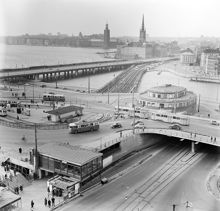Utsikt över Slussen mot Riddarholmen och Stadshuset. T.h. i bakgrunden Mälartorget. Trådbussar och spårvagnstrafik