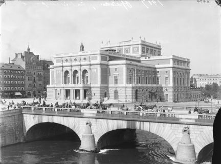 Kungliga operan och Norrbro med tät trafik av hästdragna vagnar.