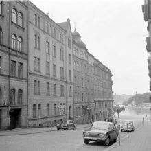 Skeppargatan 6, 4 och 2 mot Strandvägen. I fonden Nybroviken