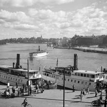 Ångbåtar vid kajen. Utsikt över Strömgatan och Norrström. Tor IV