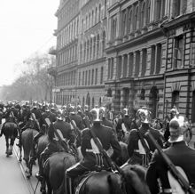 Kronprinsens födelsedag. Vaktparaden (Livgardesskvadronen) rider Sturegatan söderut