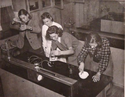 Kemilektion i Tyska skolan AB i början av 1940-talet