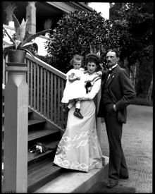 Prins Carl med fru prinsessan Ingeborg och barnet Margareta vid Parkudden på Djurgården