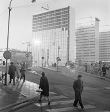 Hamngatan mot nuvarande Sergels Torg. Pågående byggnadsarbeten på femte hötorgshuset. T.h. provisorisk bro för Sveavägen