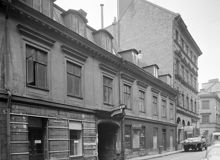 Beridarbansgatan 18 med G. Holgerssons Förenade Bilreparationer. Beridarbansgatan går söderut mot Hamngatan 19 (GCI). I fonden anas Telestyrelsens hus vid Brunkebergstorg