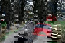 En Volvo Amazon vid Bällsta allé framför Bällsta gård