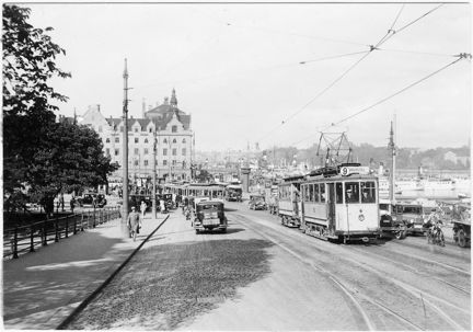 Slussen med den trafikordning som började den 1.4.1922 vid sammankopplingen av norr- och söderlinjerna. Östra Slussgatan