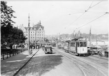 Slussen med den trafikordning som började den 1.4.1922 vid sammankopplingen av norr- och söderlinjerna.  Östra Slussgatan