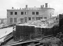 Kv. Järngraven Övra under rivning i juni 1954. I förgrunden Södermalmstorg 26 därefter Västra Slussgatan 10. Kvarteret låg mellan Sjöbergsplan och Södermalmstorg vid ungefär nuvarande Guldfjärdsplan