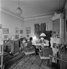 Blasieholmstorg 12. Annastina Alkman och professorskan Anna Sjögren.
