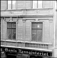 Hamngatan 34. Fasaddel med skylt för Gamla Tenngjuteriet