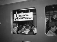 Premiärresenärer i tunnelbanevagn längs den nyöppnade tunnelbanesträckan Kungsgatan/Hötorget - Vällingby.