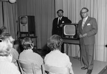Södersjukhuset. Televisionspremiär. Sjukhusintendent Erland Lindström och radiostudiochef Peter Koschke introducerar premiärprogrammet för patienterna