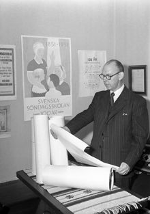 Blommensbergsvägen 116, Blommensbergs folkskola. Magister Ernst Säfvelin med tävlingsbidrag i Affischtävlingen inför Söndagsskolans 100 -års jubileum 1951
